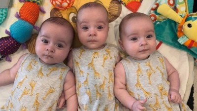 Trigêmeos idênticos nascidos na Austrália Foto: Reprodução/Facebook(Allana Allard)