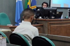 Réu (de costas) responde questionamentos do juiz (Foto: Divulgação/TJ-MS)