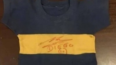 Camisa do Boca Juniors, de 1971, com autógrafo de Maradona (Foto: Reprodução/Mercado Livre)