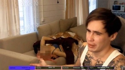 À esquerda, o corpo de Valentina em sofá da casa de Stas Reshetnikov - Foto: Reprodução/YouTube