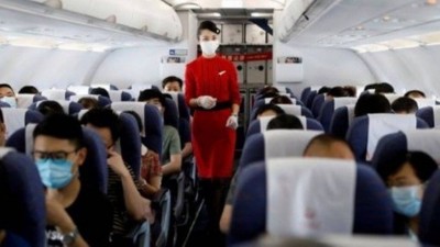 Comissária de bordo em voo chinês - Foto: Reuters
