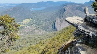 Pedra em penhasco no Parque Nacional Grampians, na Austrália, de onde visitante caiu - Foto: Reprodução/Instagram