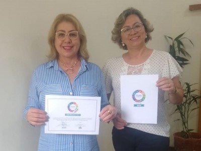 Secretária Fátima Alencar e a diretora Shirley Zarpelon com o certificado e o selo Migracidades – SEMAS