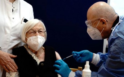 Em Berlim, Gertrud Haase, 101 anos, foi a primeira pessoa a ser vacinada.  Reuters/Kay Nietfeld/Direitos Reservados