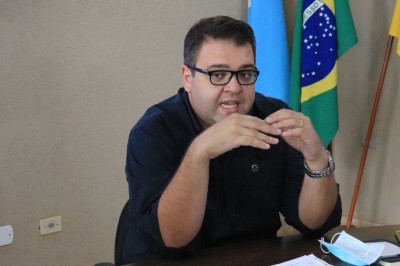 Prefeito Alan Guedes pagará parte dos servidores sexta-feira e os demais em fevereiro (Foto: Divulgação)