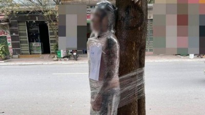 Jovem é amarrado a árvore com filme plástico após não pagar por tatuagem - Foto: Reprodução