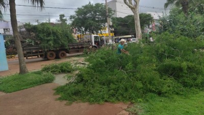 Equipes da Secretaria de Serviços Urbanos fizeram uma limpeza preventiva na área central de Dourados - Foto: Divulgação