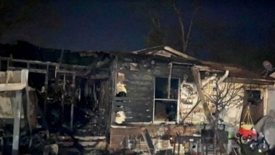 Casa em Waco após incêndio: perda de olfato com a Covid-19 quase foi fatal para moradores (Foto: Reprodução/KWTX)