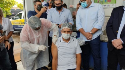 nfermeiro intensivista Valdeci Santana, de 50 anos, recebeu a primeira dose aplicada em Dourados (Sidnei Bronka/94FM)