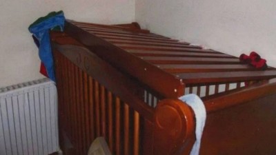 Berço adaptado para servir de 'gaiola' para menino (Foto: Divulgação/Crown Office)