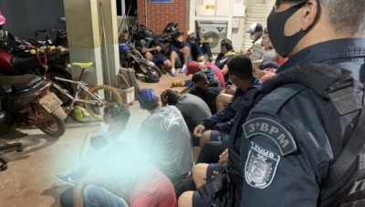 Cerca de 70 pessoas foram encaminhadas à delegacia - Foto: PM