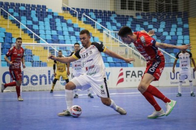 Time douradense começou perdendo, com Augusto, mas igualou em 1 a 1 com Eduardo (Foto: Leonardo Hübbe)