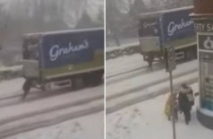 Charlene empurra caminhão de leite na neve (Foto: Reprodução/YouTube)