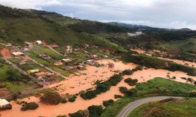 Água e lama invadiram posto de saúde que guardava os imunizantes (Foto: Corpo de Bombeiros Militar de Minas Gerais)