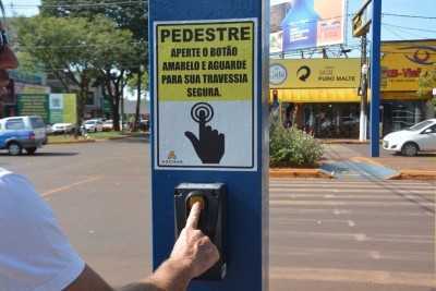 Agetran orienta pedestres na utilização da botoeira sonora (Foto: Leandro Silva/Divulgação Prefeitura)