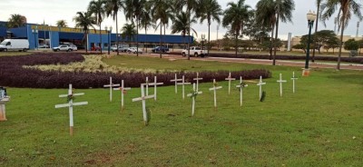 Cruzes foram colocadas na frente da prefeitura para simbolizar vítimas fatais no início da pandemia (Foto: Sidnei Bronka/Arquivo)