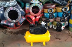 Doação de insumos também contemplou maquinários como o compressor de ar, essencial para pintura em pneus recicláveis (Foto: Divulgação/Agepen)