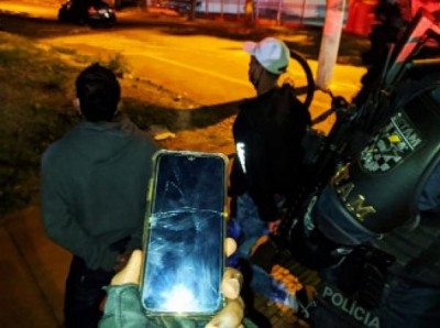 Jovens são presos pela Polícia Militar acusados de roubo de celular em Dourados