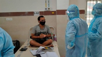 Paciente internado com Covid-19 na Índia viraliza ao estudar para prova (Foto: Reprodução/Twitter)