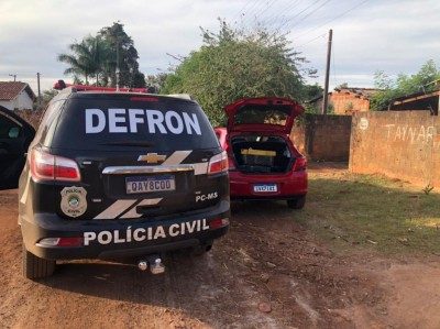 Criminosos foram abordados no interior de um automóvel GM Ônix, que se encontrava estacionado na via pública (Foto: Divulgação/Polícia Civil)