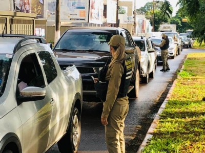 Os agentes de trânsito têm atuado em diversos pontos da cidade.(Foto: Divulgação/Prefeitura de Dourados)