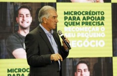 Governador assina decreto que antecipa o pagamento de metade do 13º salário (Foto: Chico Ribeiro/Divulgação)