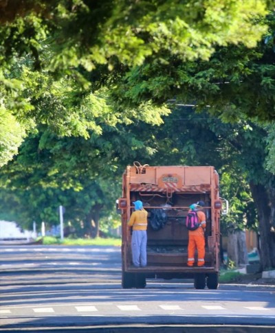 Empresa contratada por R$ 31 milhões atua na limpeza pública com coleta de lixo (Foto: Franz Mendes/Reprodução)