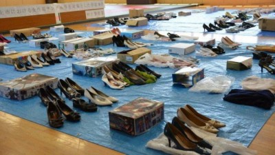 Polícia exibe pares de sapatos femininos furtados por Tsunehito Isobe (Foto: Reprodução/Twitter)