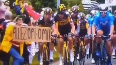 Espectadora para na frente de ciclista alemão no Tour de France (Foto: Reprodução)