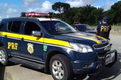 Homem é flagrado fumando maconha e dirigindo em zig-zag na BR-163