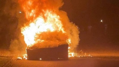 Carro Tesla em chamas após três dias de uso nos EUA (Foto: Reprodução/Twitter(Mark Geragos)