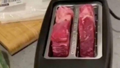 Morador tenta assar bifes em torradeira e põe fogo em casa de luxo