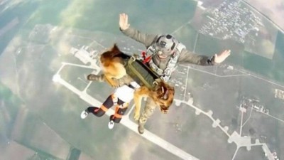 Cão salta com militar russo em exercício de guerra (Foto: Reprodução)