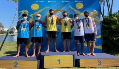 Cadu e Tonny são campeões invictos de etapa do Circuito Brasileiro Sub-19 de vôlei de praia
