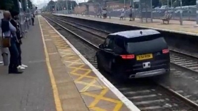Perseguido pela polícia tenta escapar de carro por linha férrea na Inglaterra (Foto: Reprodução/Twitter)