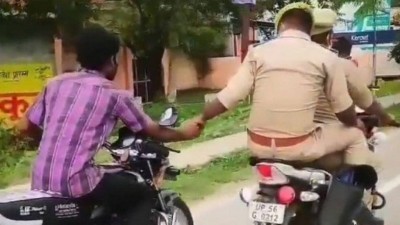 Policial leva detido de moto a delegacia na Índia Foto: Reprodução/Instagram
