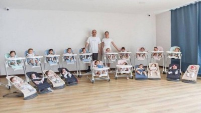 Christina e Galip com 20 dos filhos gerados por barrigas solidárias Foto: Reprodução/Instagram(@batumi_mama)