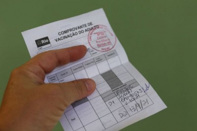 Comprovante de vacinação contra a Covid-19 (Foto:Tânia Rêgo/Agência Brasil)