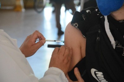 A campanha de vacinação segue no município focada na Dose 2. (Foto: Assecom)