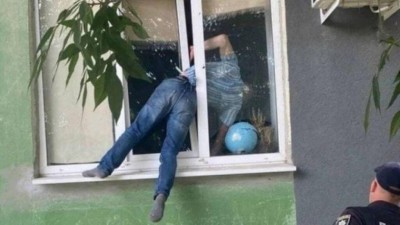 Homem bêbado quase morre ao ficar preso em janela de apartamento da ex, tentando voltar para ela (Foto: Divulgação/Polícia de Kherson)
