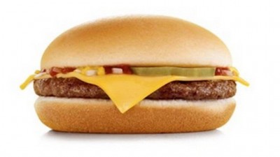 Ksenia Ovchinnikova não resistiu a um cheeseburger durante jejum religioso (Foto: Reprodução)