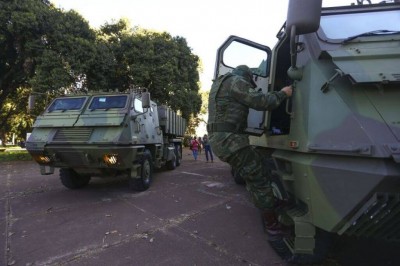 Comboio com veículos blindados e armamentos passa pela Esplanada dos Ministérios (Foto: Marcelo Camargo/Agência Brasil)