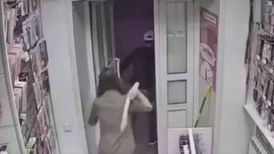Vendedora usa brinquedo sexual para expulsar assaltante de sex shop na Rússia Foto: Reprodução/YouTube