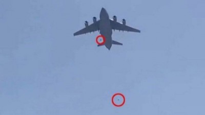 Duas pessoas caem após tentarem se agarrar a avião que decolara de Cabul Foto: Reprodução