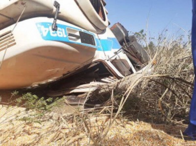 Motorista morre após tombar carreta carregada de soja em Caarapó