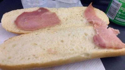 Sanduíche de bacon vendido a R$ 34,80 em avião (Foto: Reprodução/Twitter)