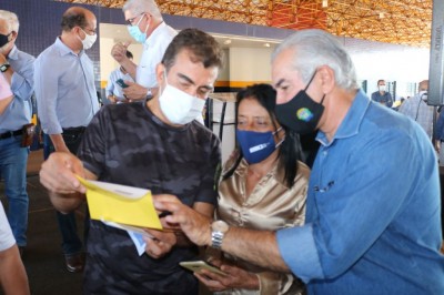 Deputado marçal e governador Reinaldo durante entrega de cartão a beneficiários