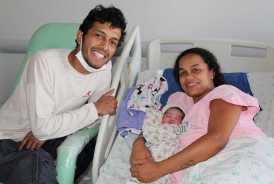 Lucas e Fabiana, com a filha Dhaffiny, primeira criança a nascer no prédio da UMC (Foto: Divulgação/HU-UFGD)