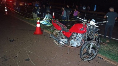 Motociclista morreu antes da chegada do socorro - Fotos: Sidnei Bronka