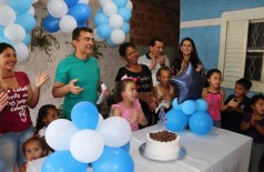 Marçal FIlho durante comemoração de aniversário de Alba, moradora na vila Vicentina, em Maracaju